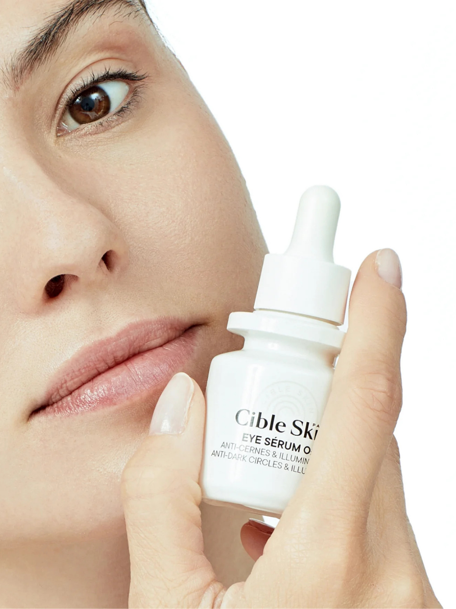 woman holding Cible Skin Eye Sérum O2 dark circle serum 20 mL bottle