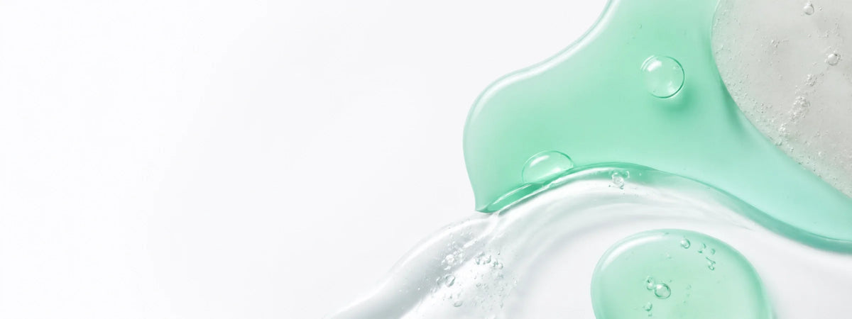 Mint and clear gel textures representing Cible Skin for blemishes and visible pores