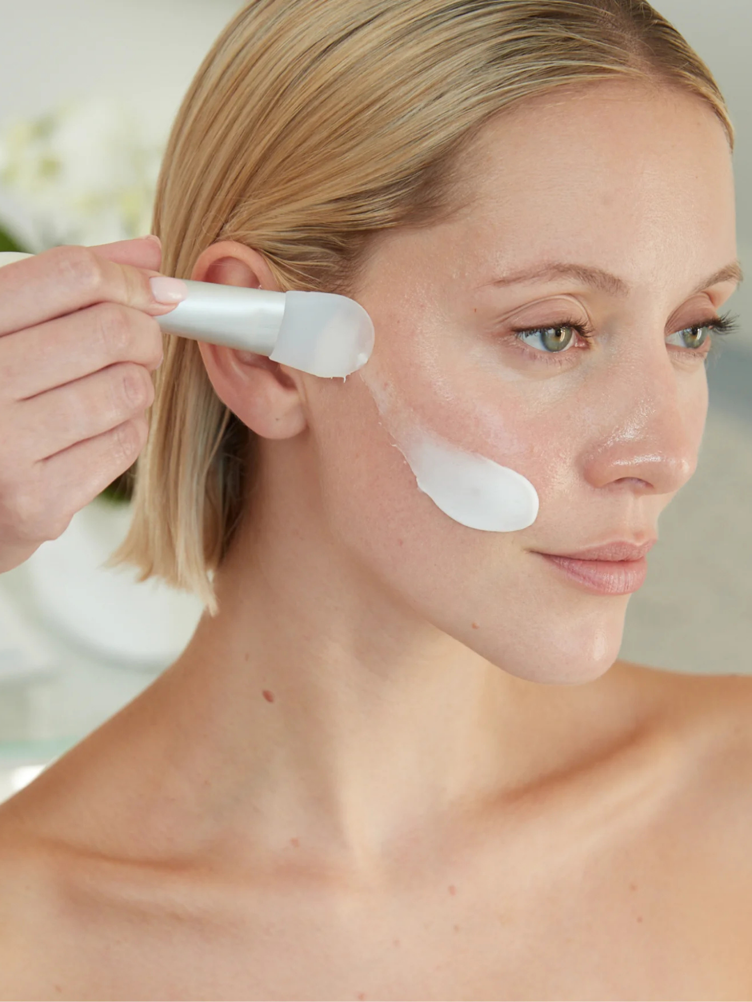 Woman applying Cible Skin Mask-Crème Culte to her face