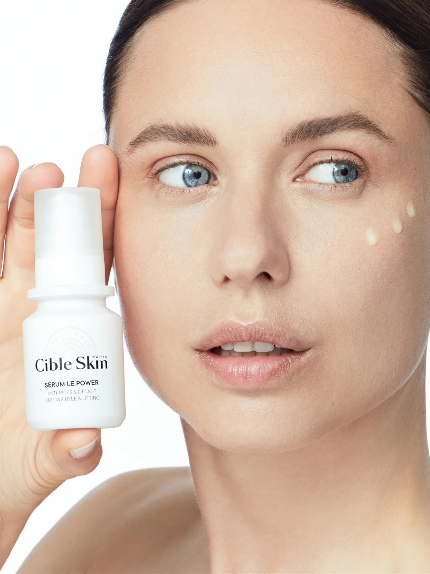 Woman Holding Cible Skin Sérum Le Power anti-wrinkle serum 30 mL bottle